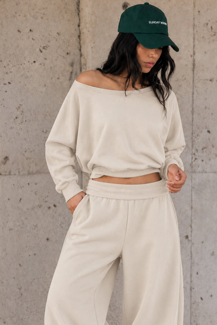 Tek Omuz Asimetrik Yaka Düşük Omuzlu Oversize Crop Kadın Sweatshirt — Bej