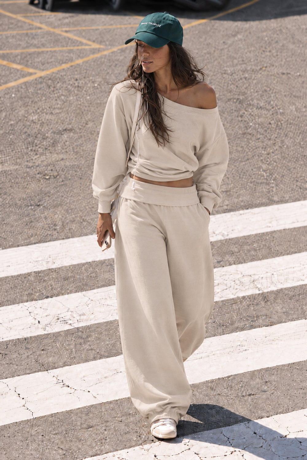 Tek Omuz Asimetrik Yaka Düşük Omuzlu Oversize Crop Kadın Sweatshirt — Bej