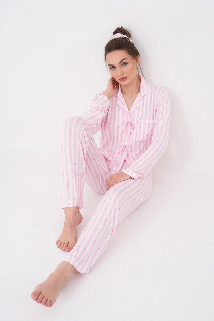 Çizgili Uzun Kollu Bebe Yaka Önden Fiyonk Bağlama Detaylı Pantolon Pijama Takımı — Pembe