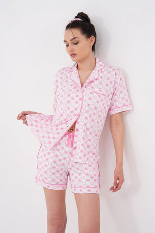 Mini Baskılı Kısa Kollu Bebe Yaka Cepli Önden Düğmeli Şortlu Pijama Takımı — Pembe