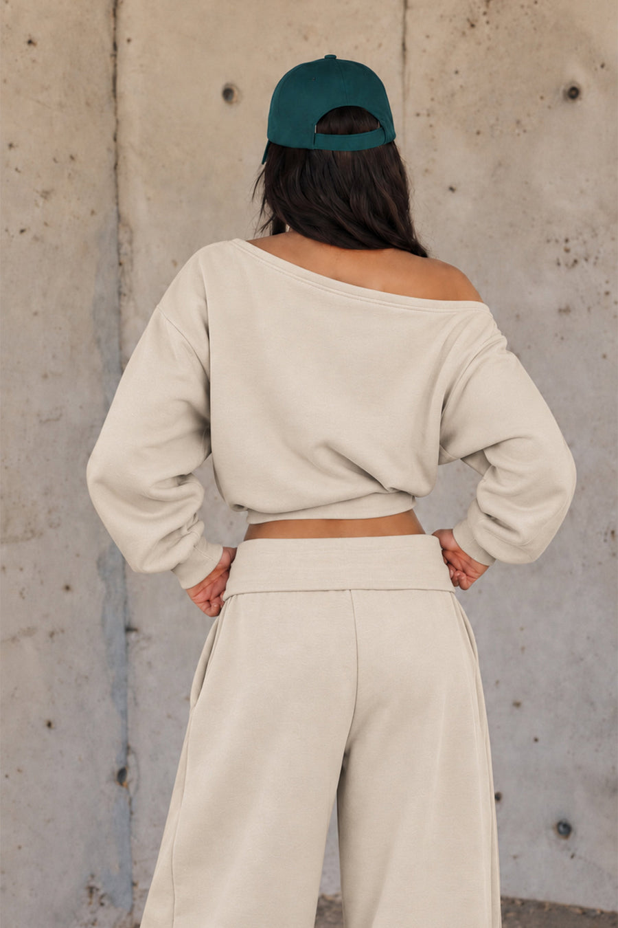Tek Omuz Asimetrik Yaka Düşük Omuzlu Oversize Crop Kadın Sweatshirt — Bej