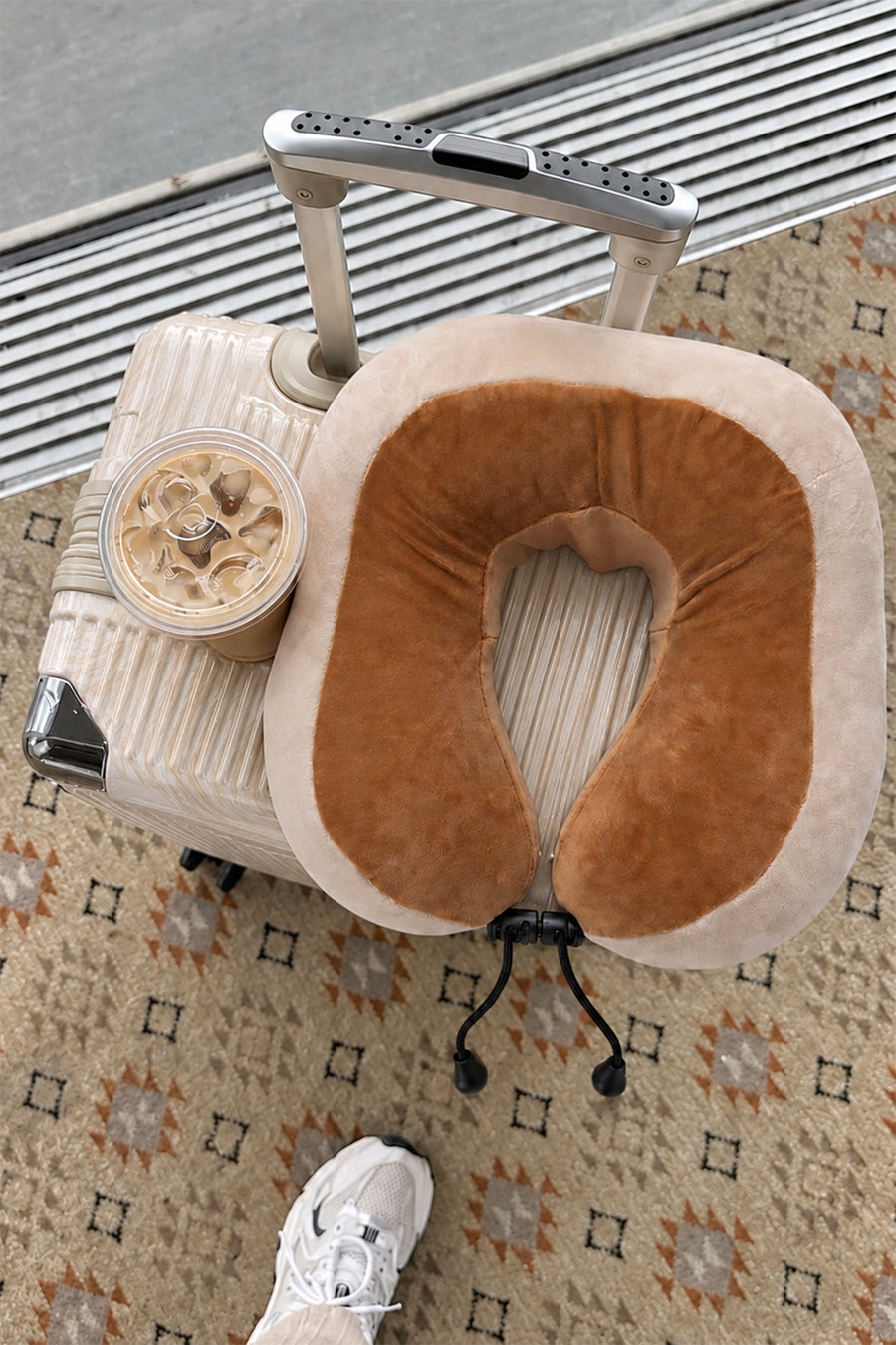 Ecrou Masaj Aletli Memory Foam Boyun Yastığı - Camel — Camel