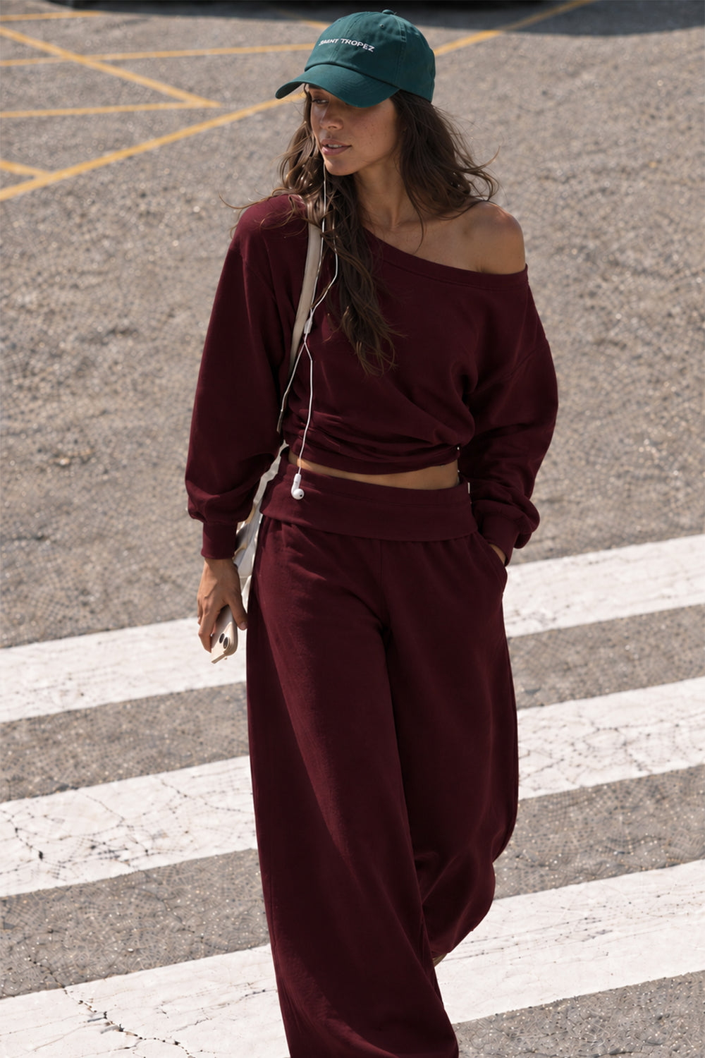 Tek Omuz Asimetrik Yaka Düşük Omuzlu Oversize Crop Kadın Sweatshirt — Bordo