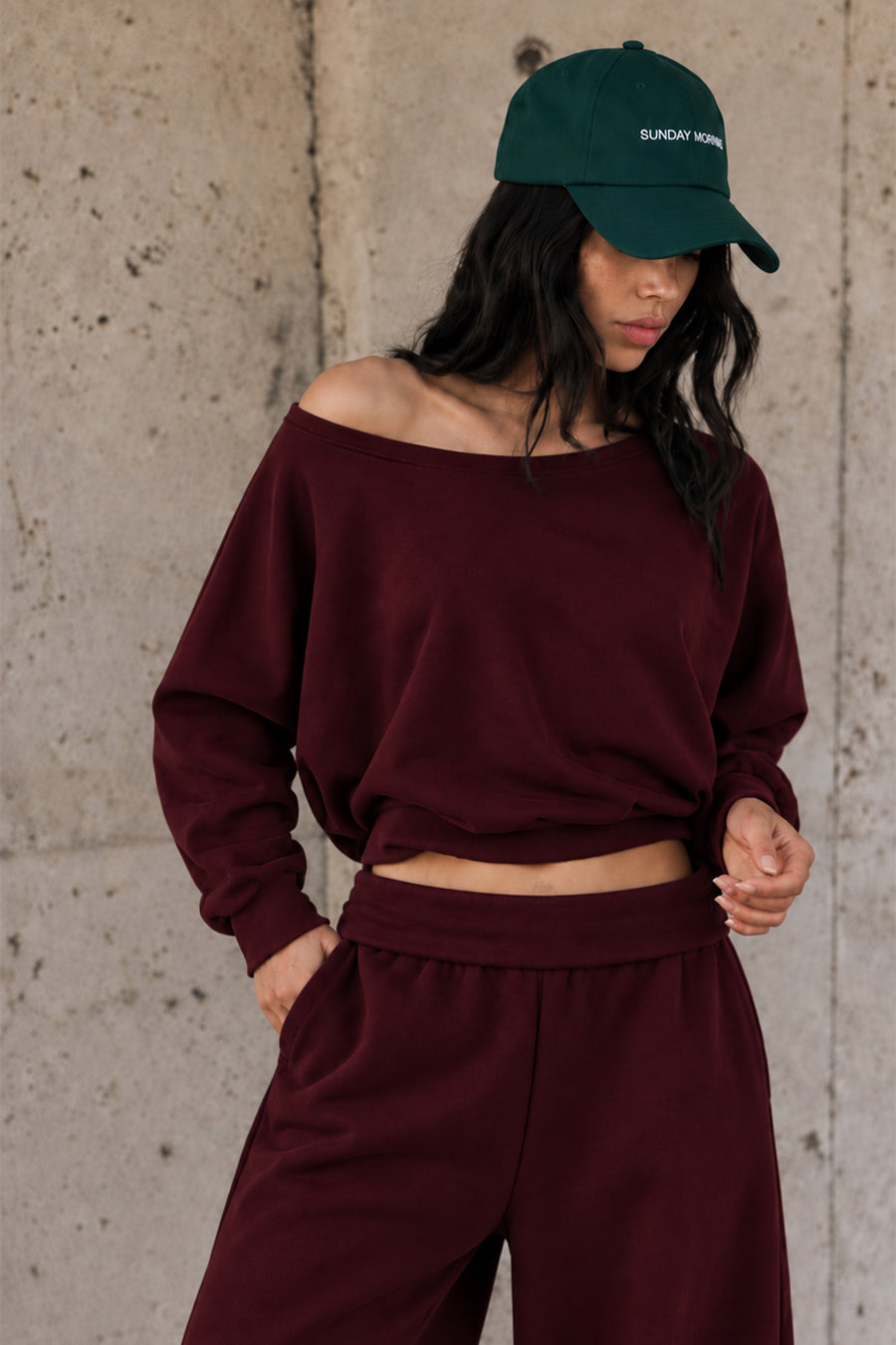 Tek Omuz Asimetrik Yaka Düşük Omuzlu Oversize Crop Kadın Sweatshirt — Bordo