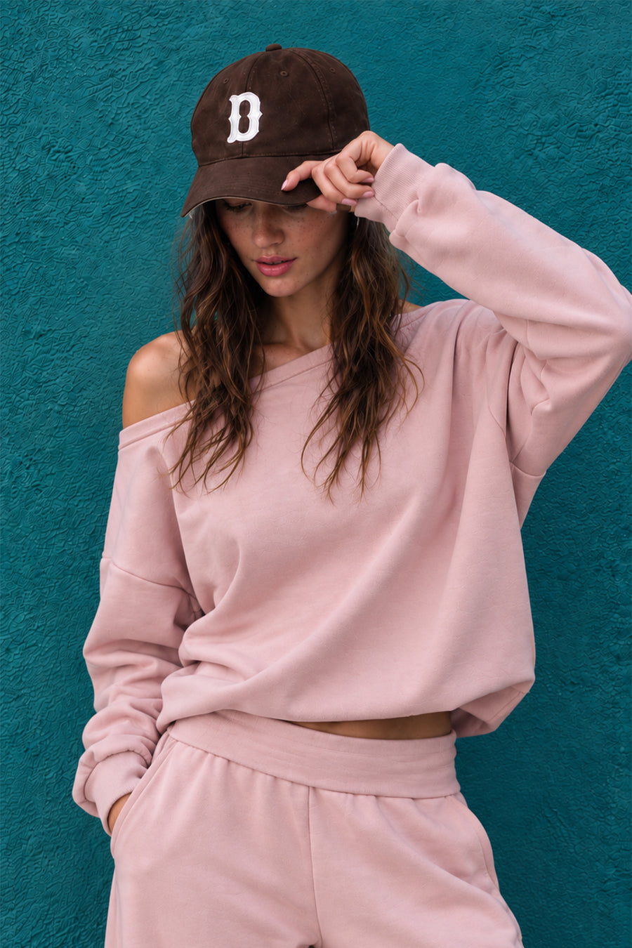 Tek Omuz Asimetrik Yaka Düşük Omuzlu Oversize Crop Kadın Sweatshirt — Pudra