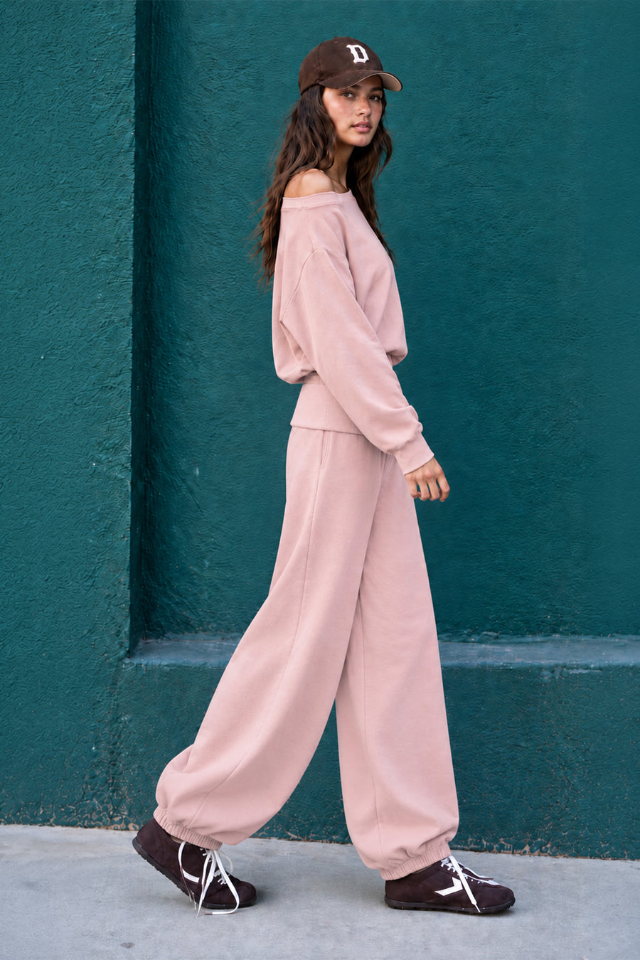 Tek Omuz Asimetrik Yaka Düşük Omuzlu Oversize Crop Kadın Sweatshirt — Pudra