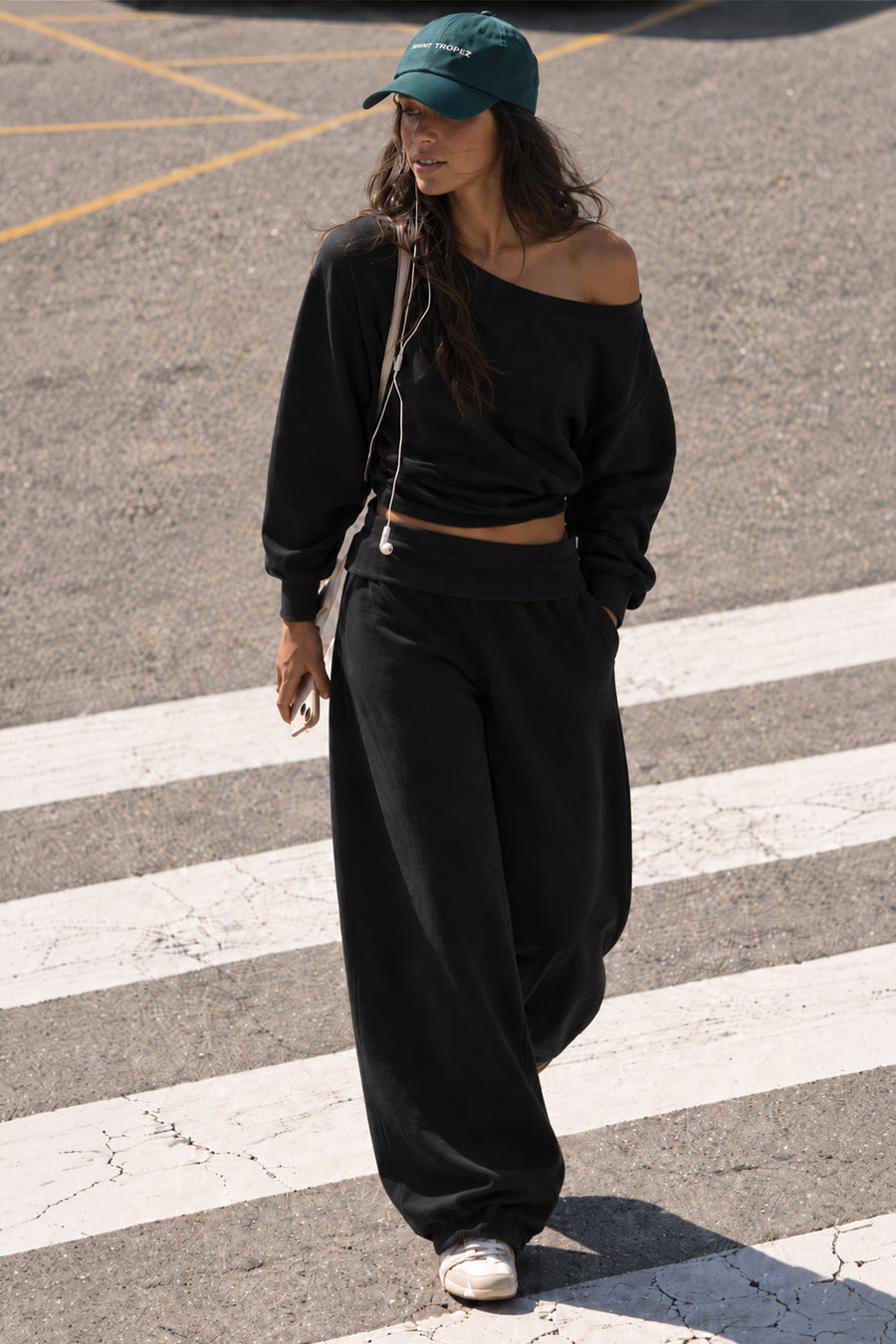 Tek Omuz Asimetrik Yaka Düşük Omuzlu Oversize Crop Kadın Sweatshirt — Siyah