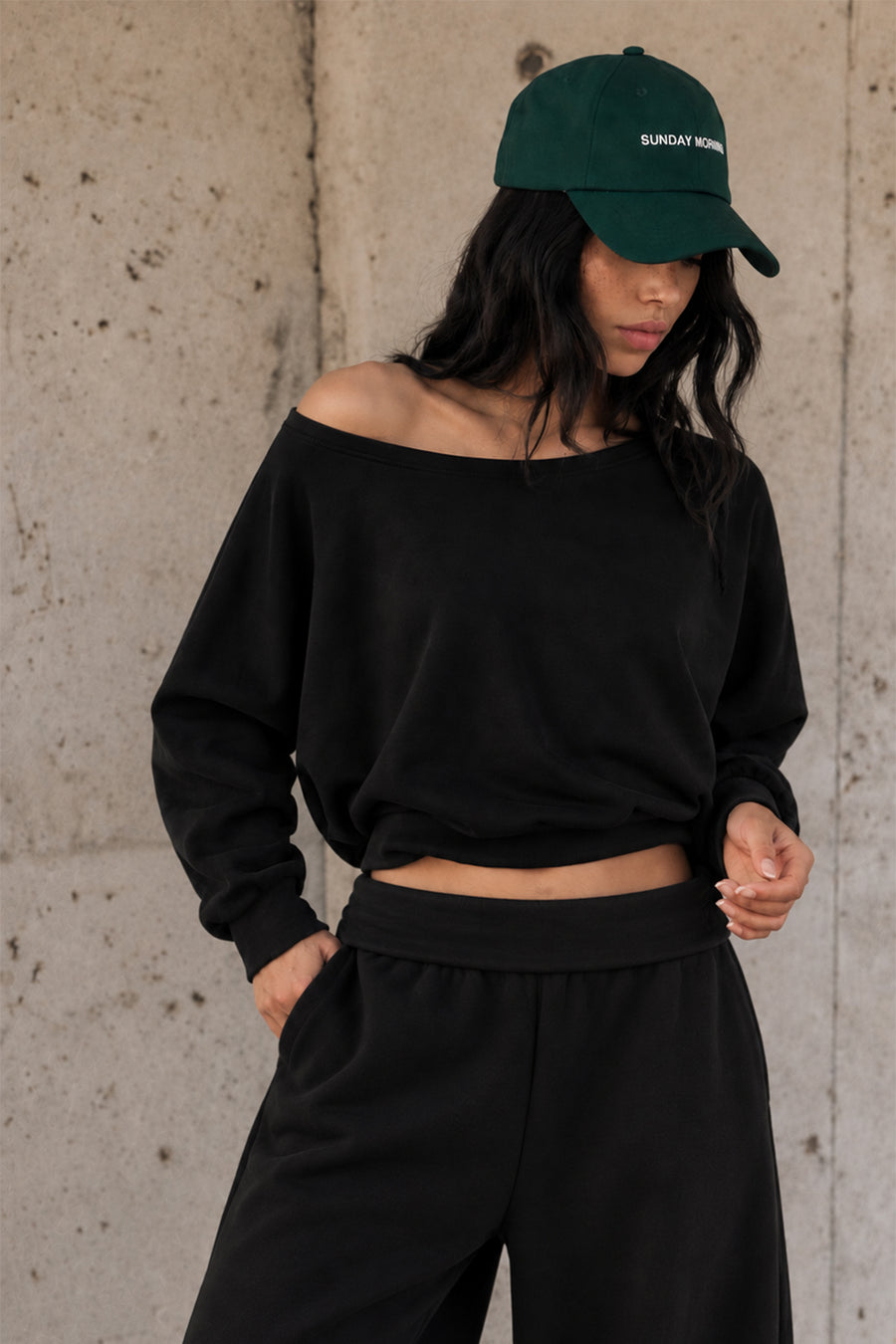 Tek Omuz Asimetrik Yaka Düşük Omuzlu Oversize Crop Kadın Sweatshirt — Siyah