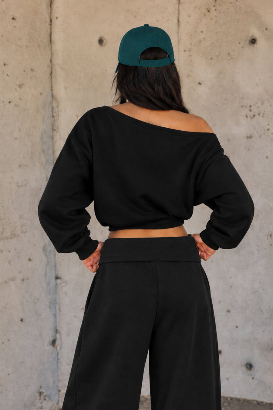 Tek Omuz Asimetrik Yaka Düşük Omuzlu Oversize Crop Kadın Sweatshirt — Siyah