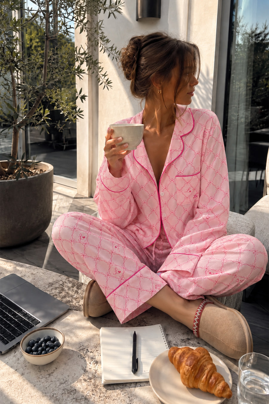 Lulu's Friends Gömlek Yaka Önden Düğmeli Uzun Kollu Cepli Pantolon Takım Logo Ve Desen Baskı Detaylı Kol Ve Cep Nakış Detaylı Dokuma Viskon Kumaş Kadın Pijama Takımı — Pembe