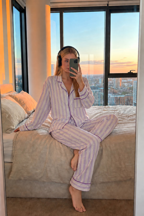 Lulu's Friends Gömlek Yaka Önden Düğmeli Uzun Kollu Cepli Pantolon Takım Çizgili Logo Ve Kalp Baskı Detaylı Kol Ve Cep Nakış Detaylı Dokuma Viskon Kumaş Kadın Pijama Takımı — Lila