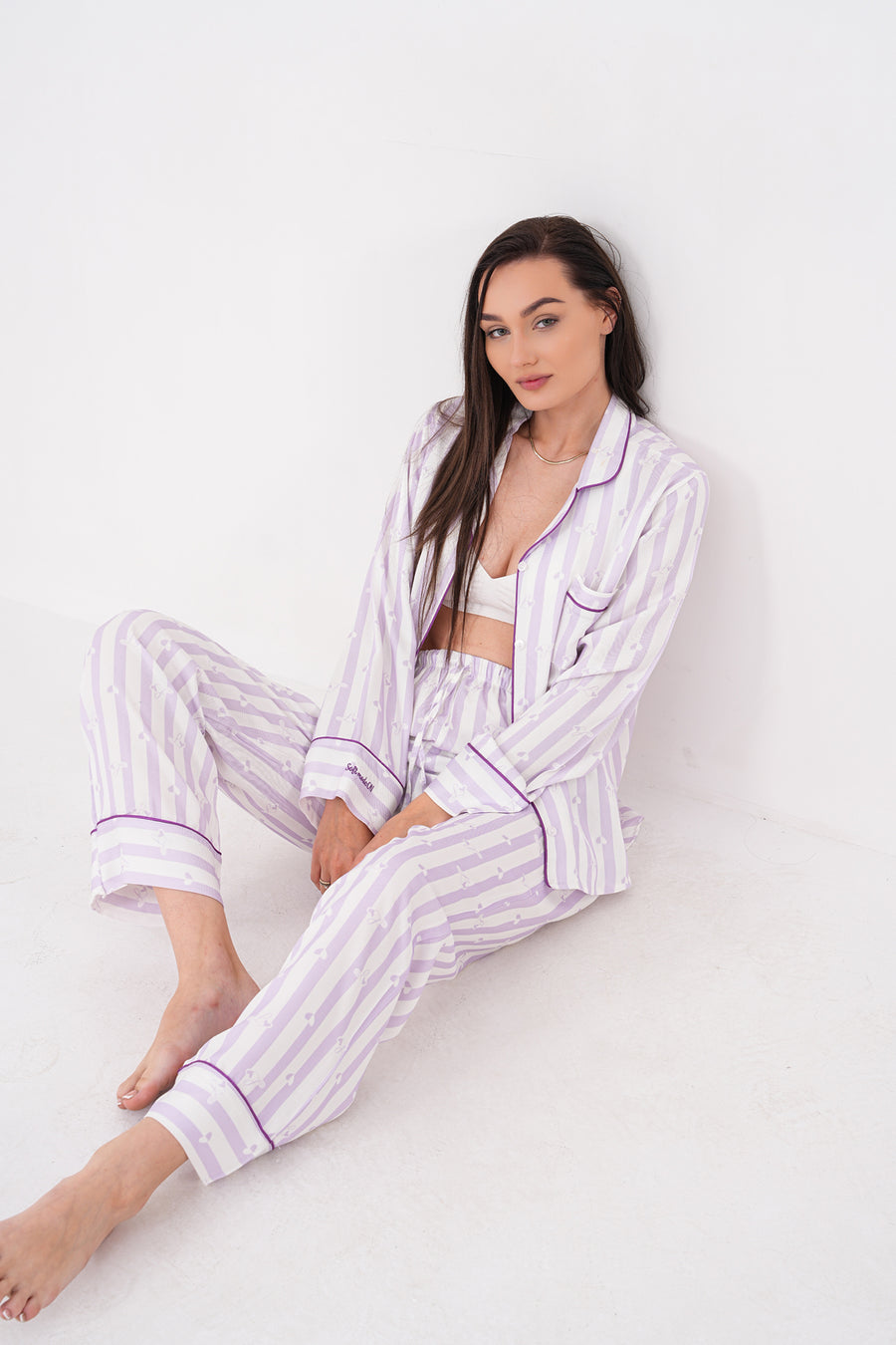 Lulu's Friends Gömlek Yaka Önden Düğmeli Uzun Kollu Cepli Pantolon Takım Çizgili Logo Ve Kalp Baskı Detaylı Kol Ve Cep Nakış Detaylı Dokuma Viskon Kumaş Kadın Pijama Takımı — Lila