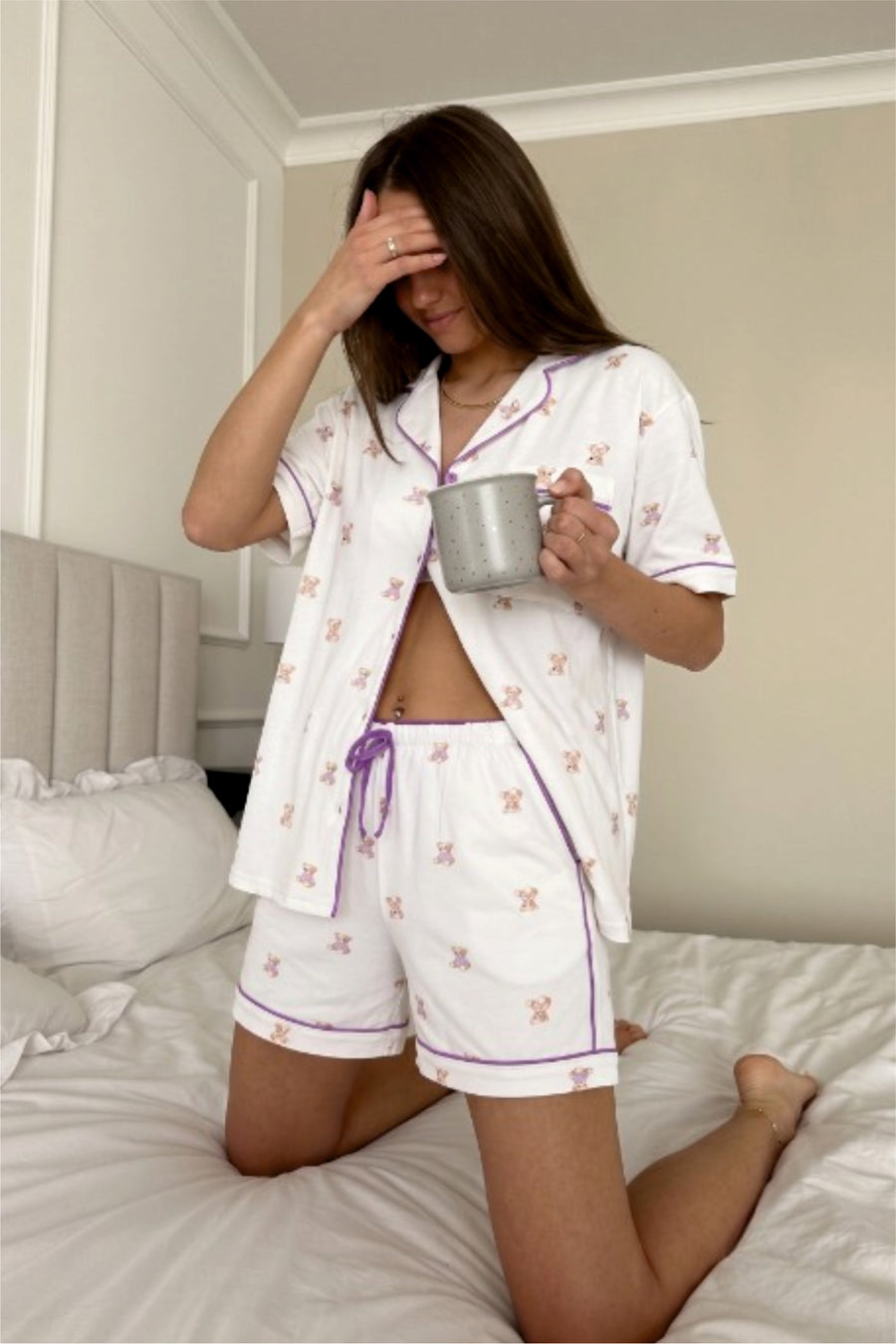 Gömlek Yaka Kısa Kol Önden Kalp Düğmeli Cep Detaylı  Ayıcık Desenli Şortlu Kadın Pijama Takımı Premium Pamuklu — Ekru