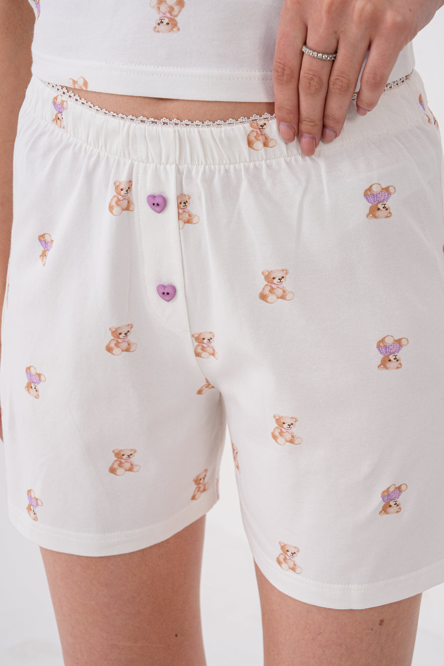 Askılı Saten Fiyonklu Kalp Düğmeli Mini Ayıcık Desenli Şortlu Kadın Pijama Takımı — Ekru