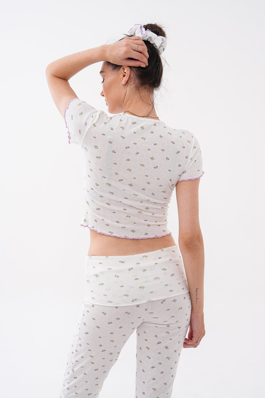 Bisiklet Yaka Fırfırlı Crop Tişört Çiçek Desenli Pointelle Flare Pantolonlu Kadın Pijama Takımı — Ekru