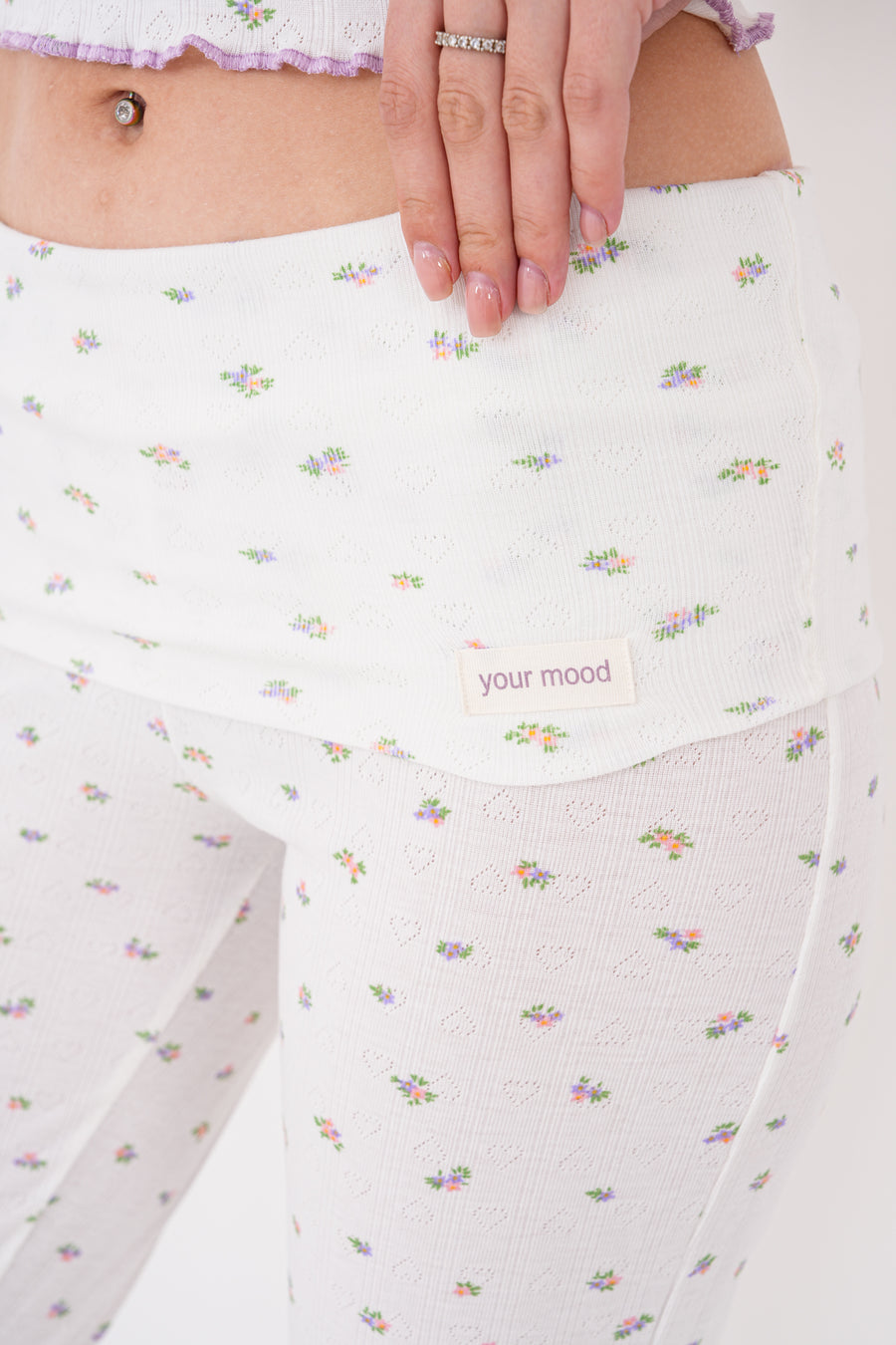 Bisiklet Yaka Fırfırlı Crop Tişört Çiçek Desenli Pointelle Flare Pantolonlu Kadın Pijama Takımı — Ekru