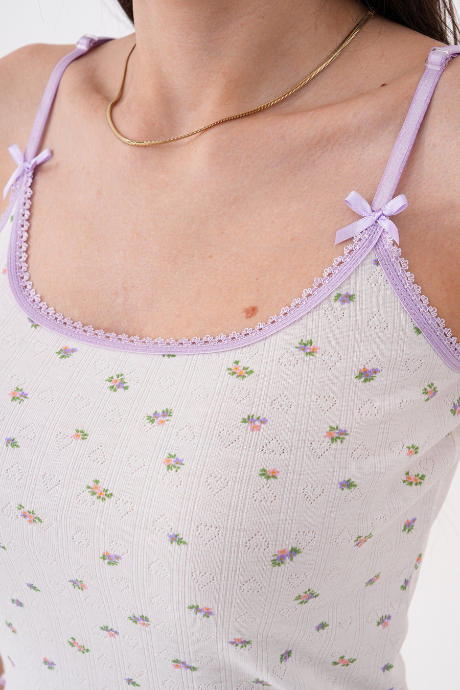 Fiyonklu İnce Askılı Çiçek Desenli Pointelle Yırtmaçlı Şortlu Yazlık Kadın Pijama Takımı — Ekru