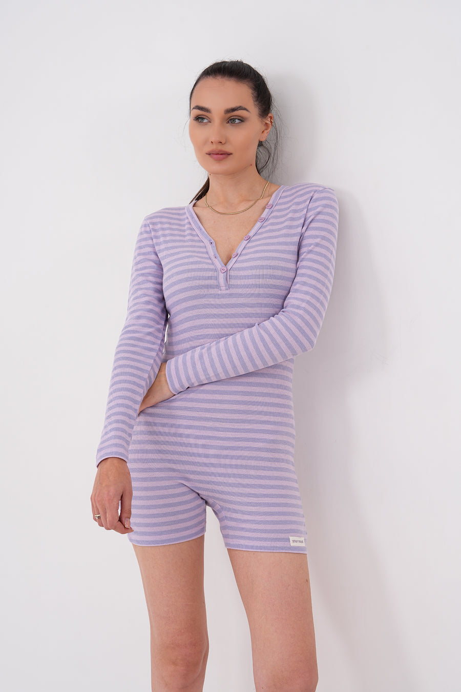 V Yaka Uzun Kollu Kalp Düğmeli Çizgili Şortlu Kadın Pijama Tulum Premium Viskon — Lila