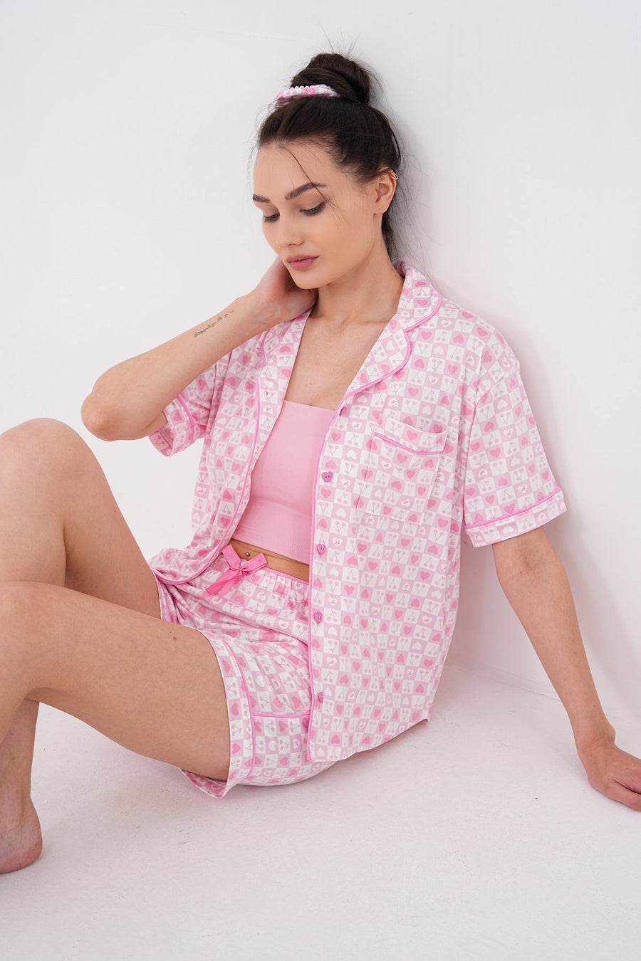 Mini Baskılı Kısa Kollu Bebe Yaka Cepli Önden Düğmeli Şortlu Pijama Takımı — Pembe